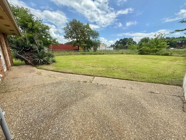 Building Photo - 2-bed/1-bath in Flint!
