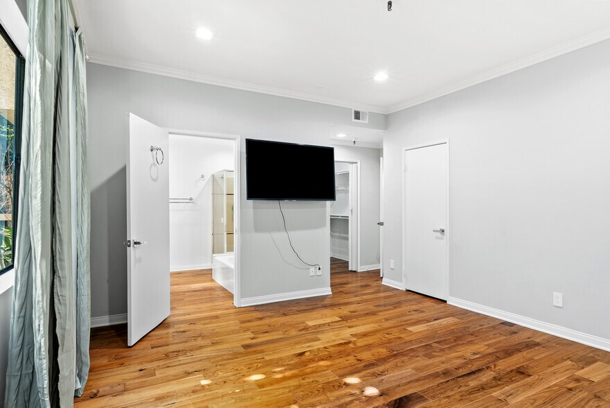 Building Photo - 14630 Dickens St