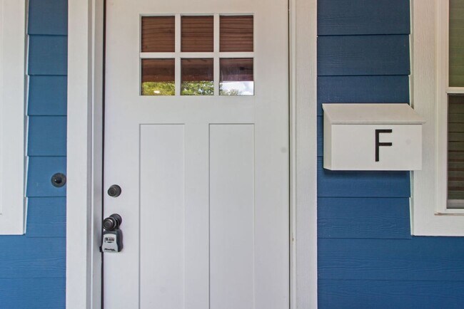 Building Photo - Pet-Friendly 1-Bedroom Apartment in Downtown Rogers –  Move-In Special!