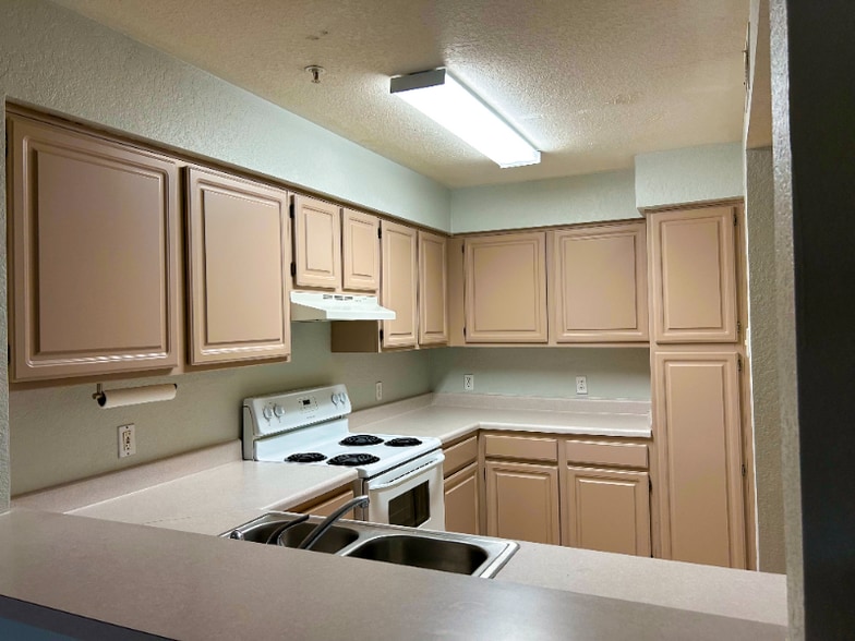 Building Photo - 14025 Fairway Island Dr