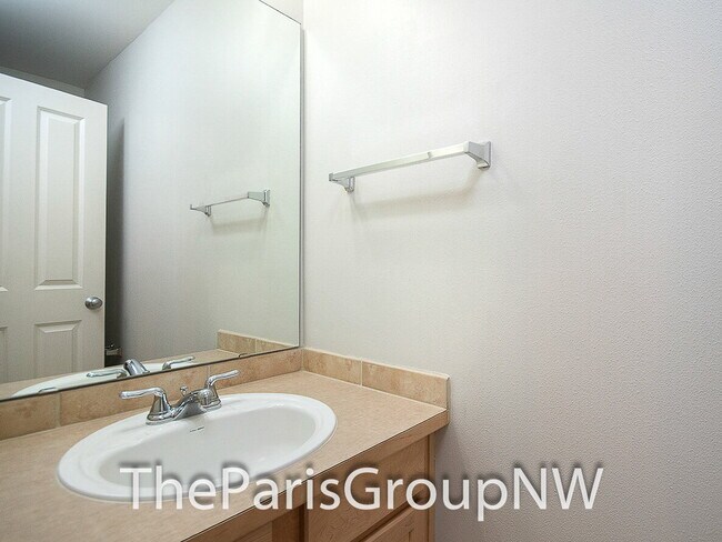 Building Photo - Remarkable River Ridge TH * 3br+Bonus * 2car Garage *Outdoor Rec