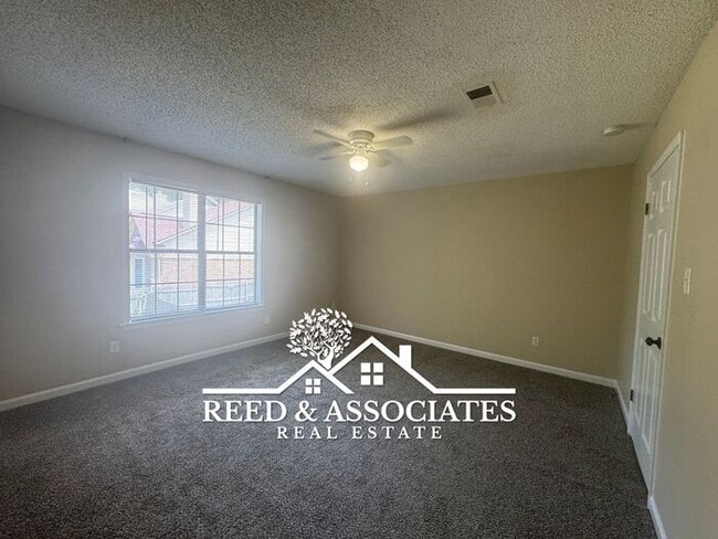 Building Photo - 2 Bedroom Townhome in Southeast Area