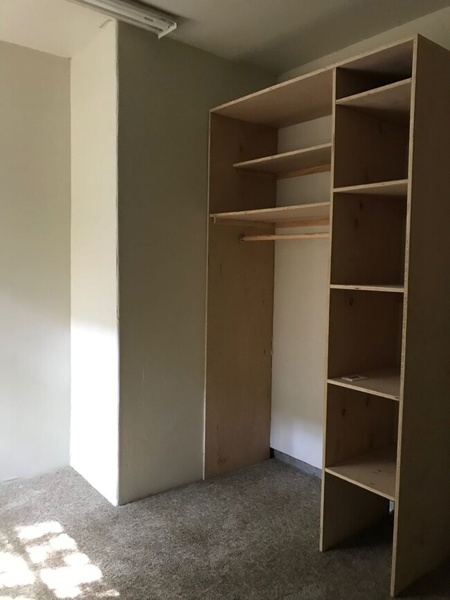 Building Photo - 4 Bedroom Home Close to Gym and Shopping-$...