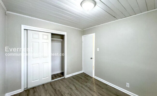 Building Photo - 913 E 11th Ave