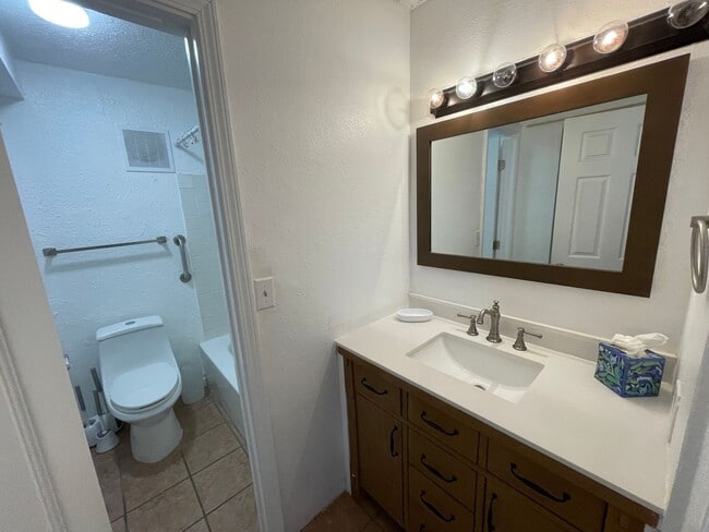 Building Photo - Royal Kahana Top Floor 2 bed/2bath