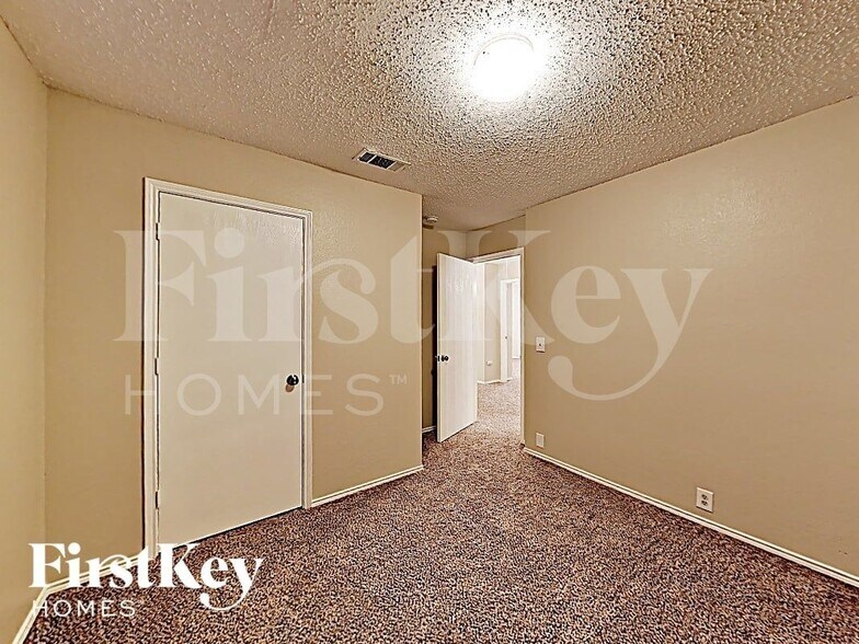 Building Photo - 820 Monette Dr
