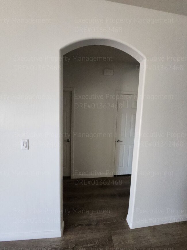 Building Photo - 3 bedroom/ 2 bathroom home located in a cu...