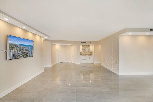 Building Photo - 3500 Mystic Pointe Dr