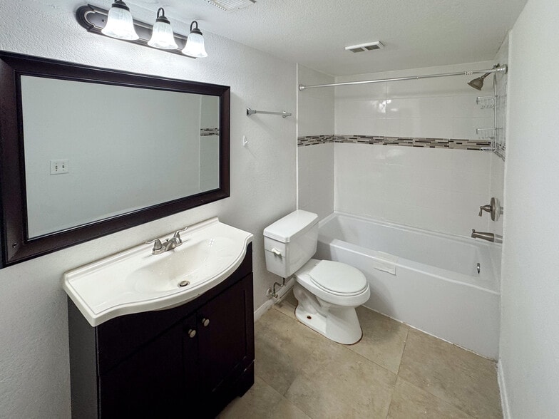 Building Photo - 2946 S University Dr