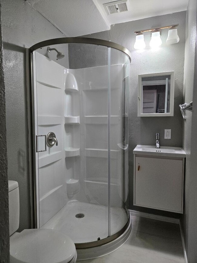 Building Photo - 405 N 11th St