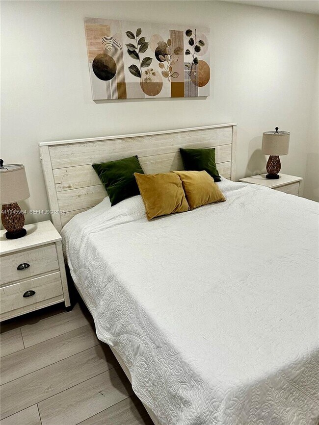 Building Photo - 400 Kings Point Dr