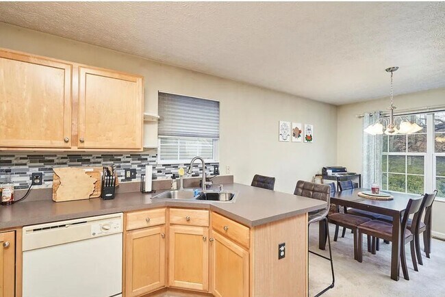 Building Photo - 3 bedroom 2.5 bath single family home