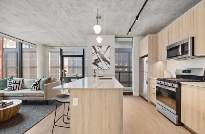 Building Photo - 1047 W Van Buren St