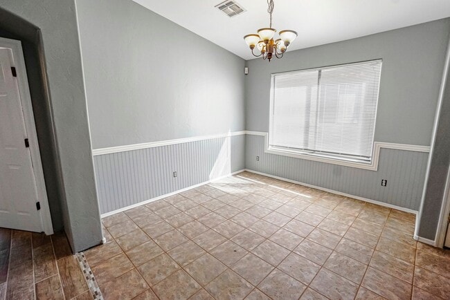 Building Photo - 4663 S Valley Rd