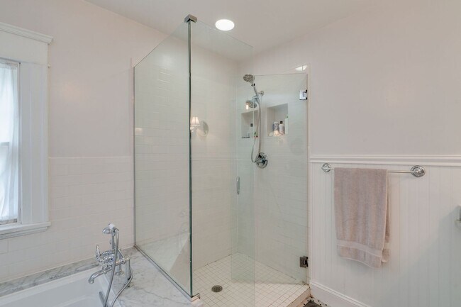 Building Photo - West Ghent