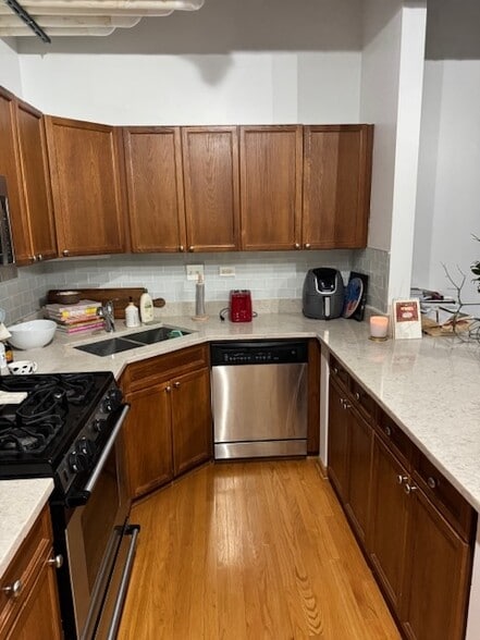 Building Photo - 900 N Kingsbury St