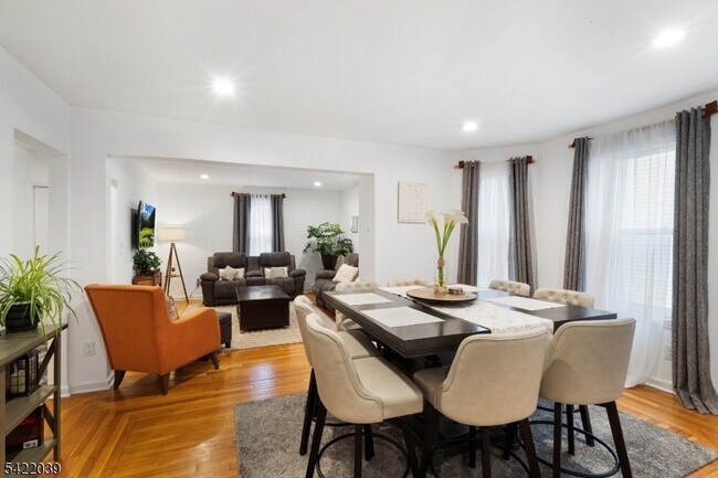 Building Photo - 60 Searing St