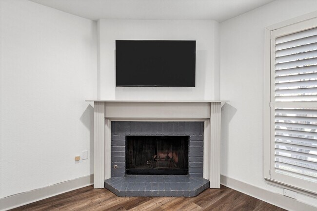 Building Photo - Updated Amazing Townhome