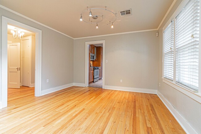 Building Photo - Beautifully remodeled campus home!