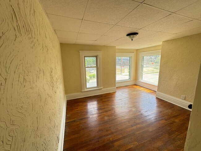 Building Photo - Large 4 Bedroom home!
