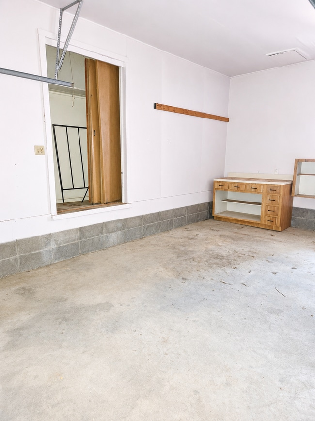 Building Photo - 2BD/1 BA Duplex