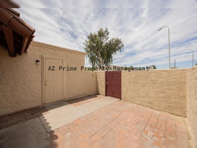 Building Photo - 5414 W Lynwood St