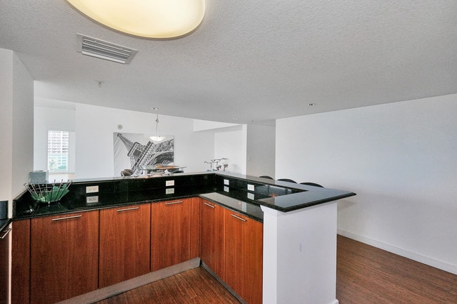 Building Photo - 1800 N Bayshore Dr