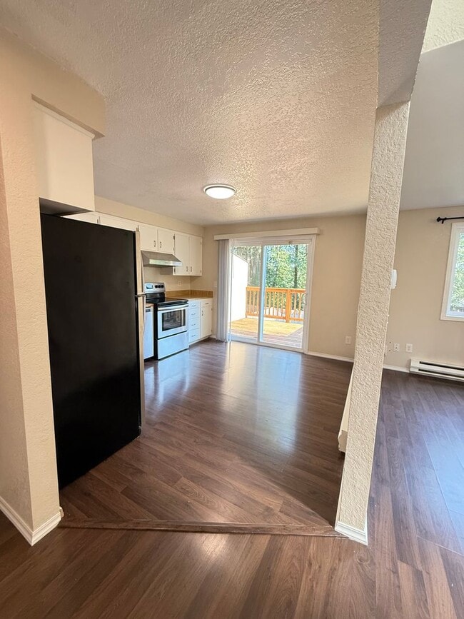 Building Photo - Updated 2BR Townhome with Fenced Yard & Ga...