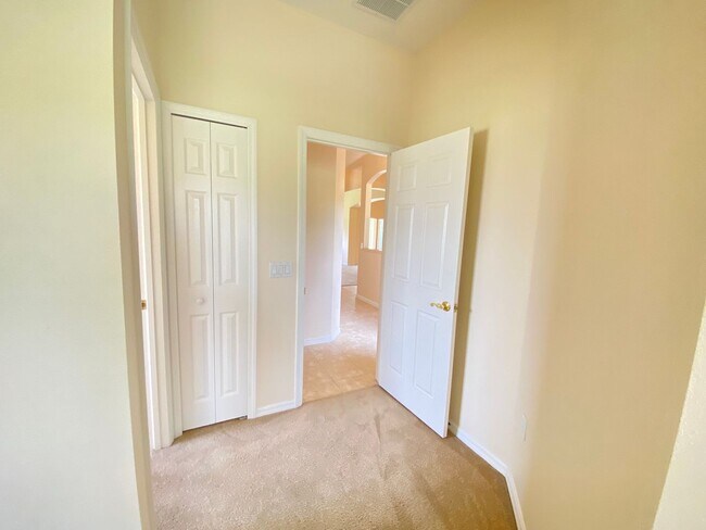 Building Photo - Amazing Solivita 2B/2B, open kitchen to fa...