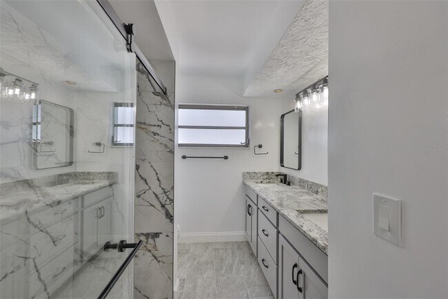 Building Photo - 6422 Lake Sunrise Dr