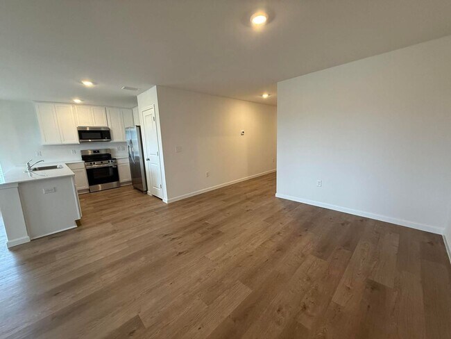 Building Photo - Four Bedroom/Two Bath - Summerdale