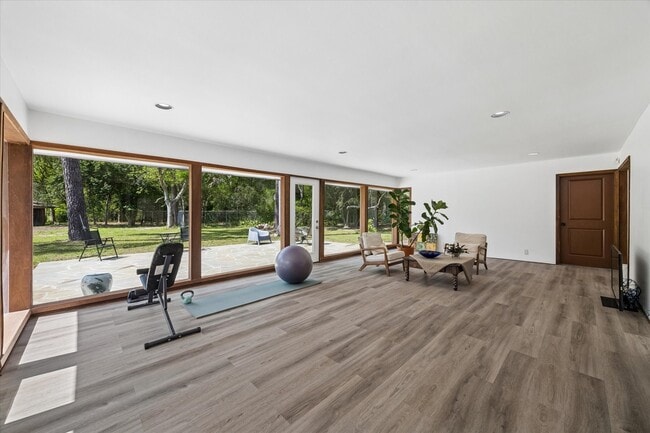Building Photo - 9805 Shadow Wood Dr