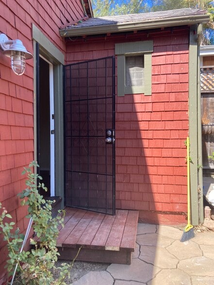 Building Photo - 332 Bayview St