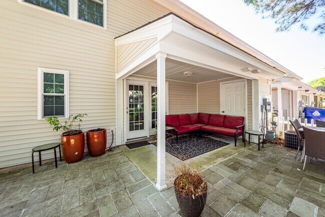 Building Photo - 7988 Shadow Oak Dr