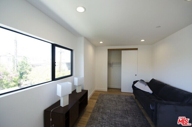Building Photo - 860 S Wilton Pl
