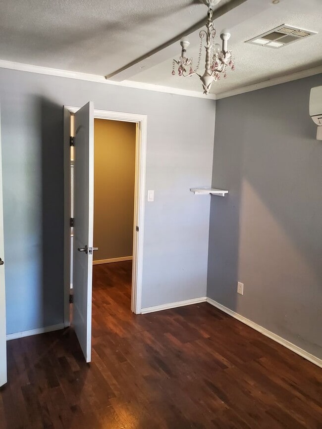 Building Photo - 3 Bedroom, 2 Bath with large fenced in bac...