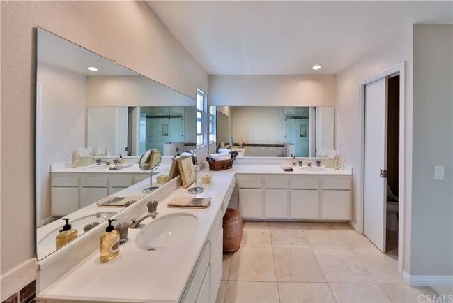 Building Photo - 1-Bedroom Retreat in Huntington Beach – Your Perfect Coastal Sanctuary!"