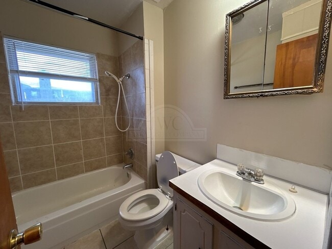 Building Photo - 1008 Goode Dr