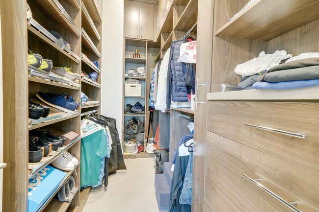 Building Photo - 4011 Bayview Dr