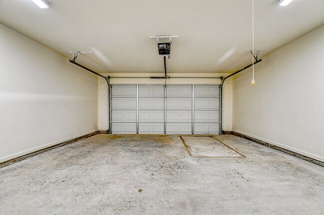 Building Photo - 3112 Pebble Pond Dr