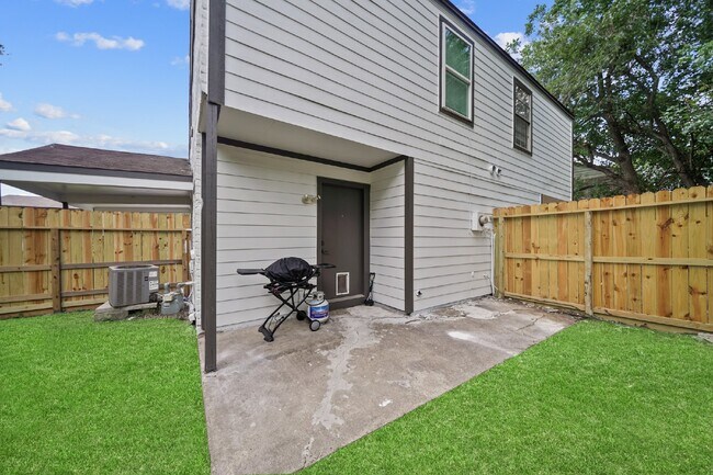 Building Photo - Updated Two-Story Duplex in Pearland with Yard Care Included
