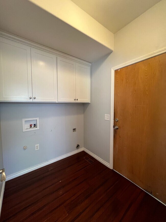 Building Photo - 1592 Kingston Way