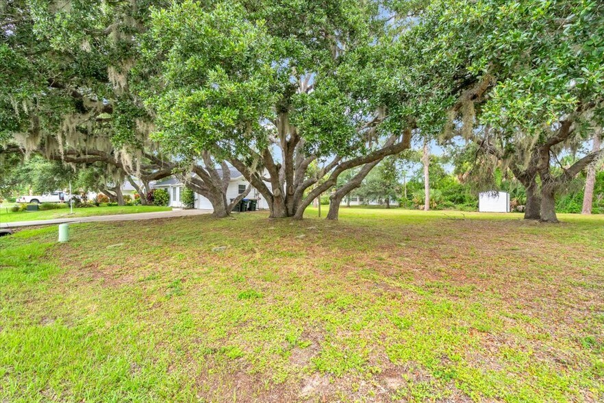 Building Photo - 5852 Brickell Dr