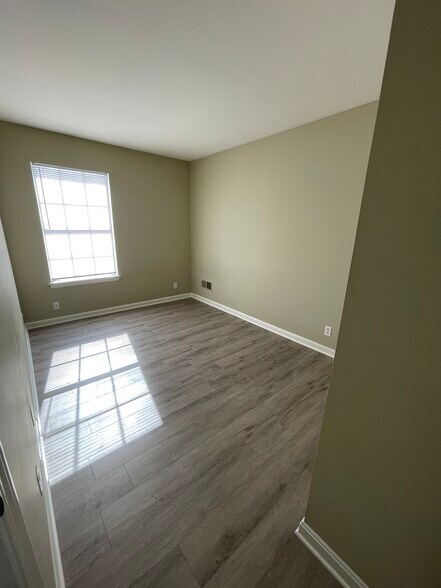 Bedroom - 11700 Robindale Rd