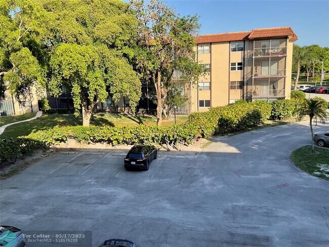 Building Photo - 6101 N Falls Cir Dr