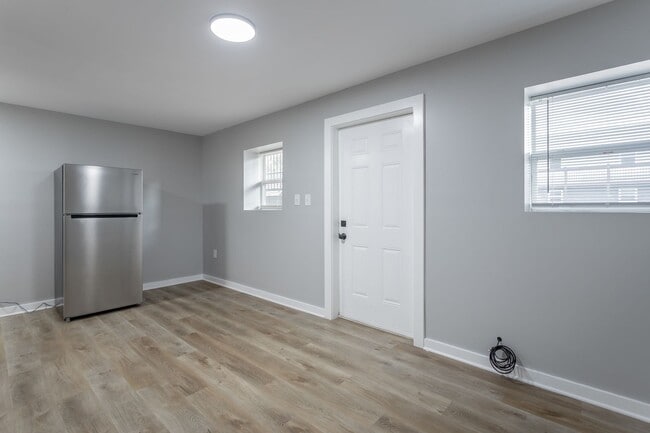 Building Photo - Renovated modern 1 bedroom, 1-bathroom apa...