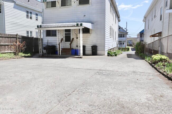 Building Photo - 628 N Pearl St