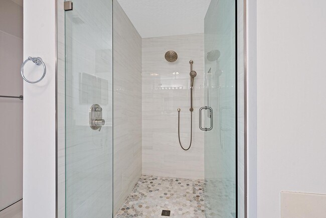 Building Photo - 811 Oak Harbour Dr