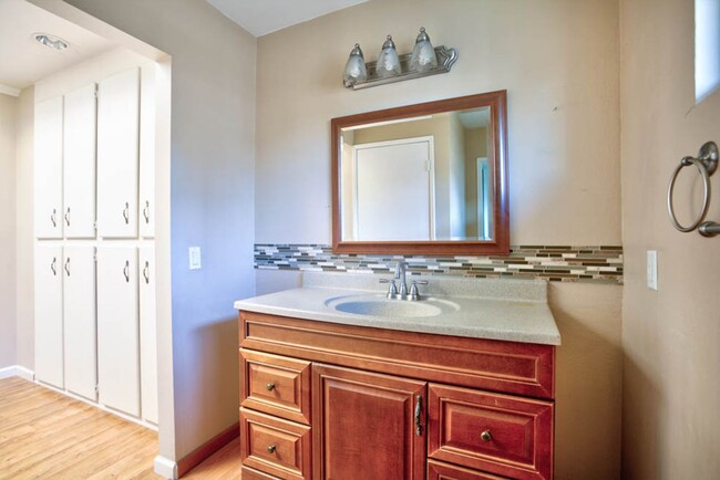 Building Photo - Limited-Time Offer for $2850! 2 bedroom an...