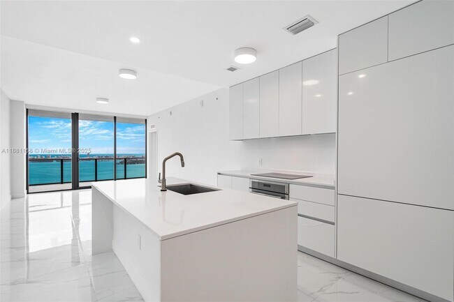 Building Photo - 700 NE 24th St